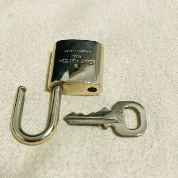 LOUIS VUITTON LV 10 SET PADLOCK KEY CHARM CADENA GOLD-PLATED FRANCE 33PDA173 - Picture 5 of 5